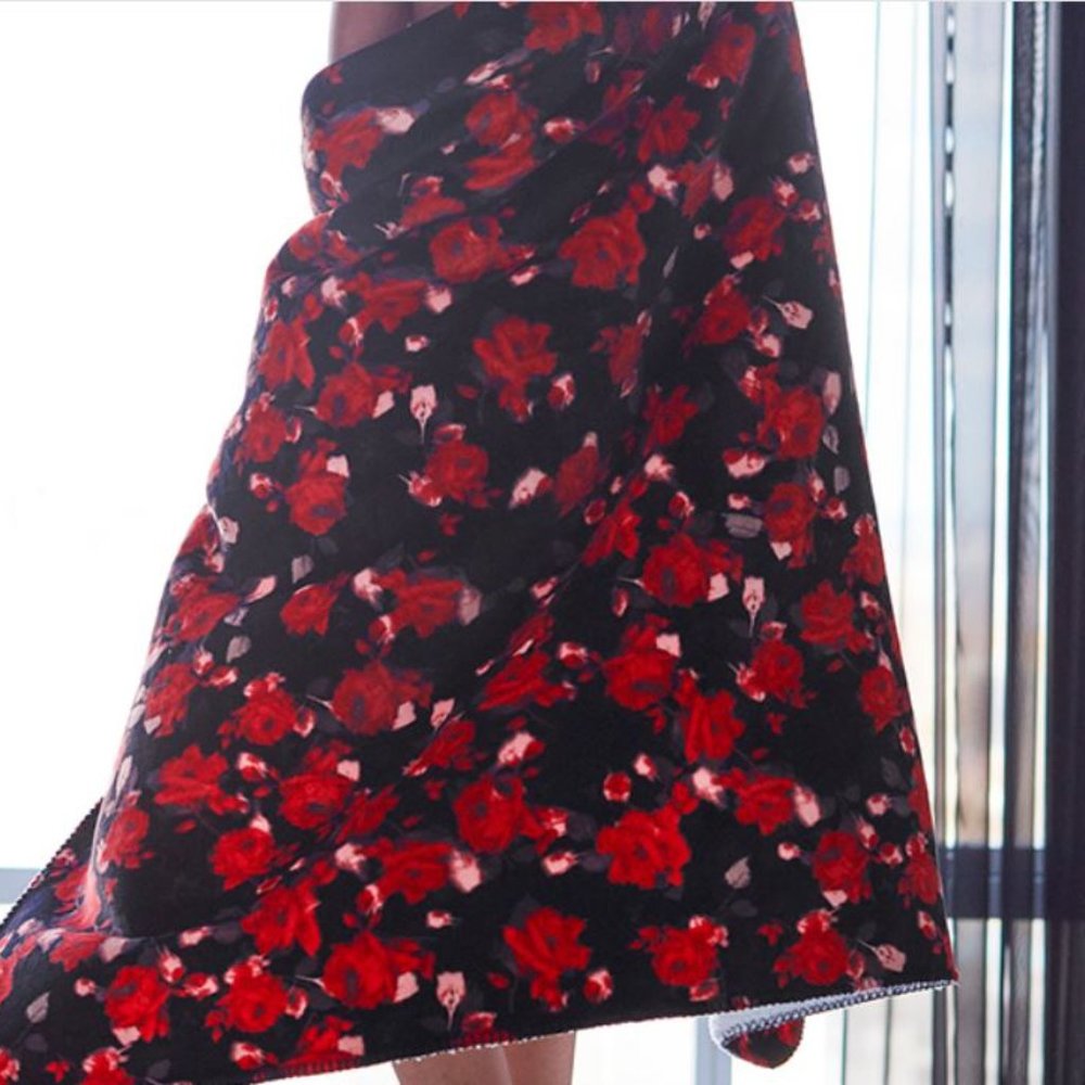 Victoria’s Secret Bold Black & Crimson Floral Sherpa Throw Blanket *RARE*